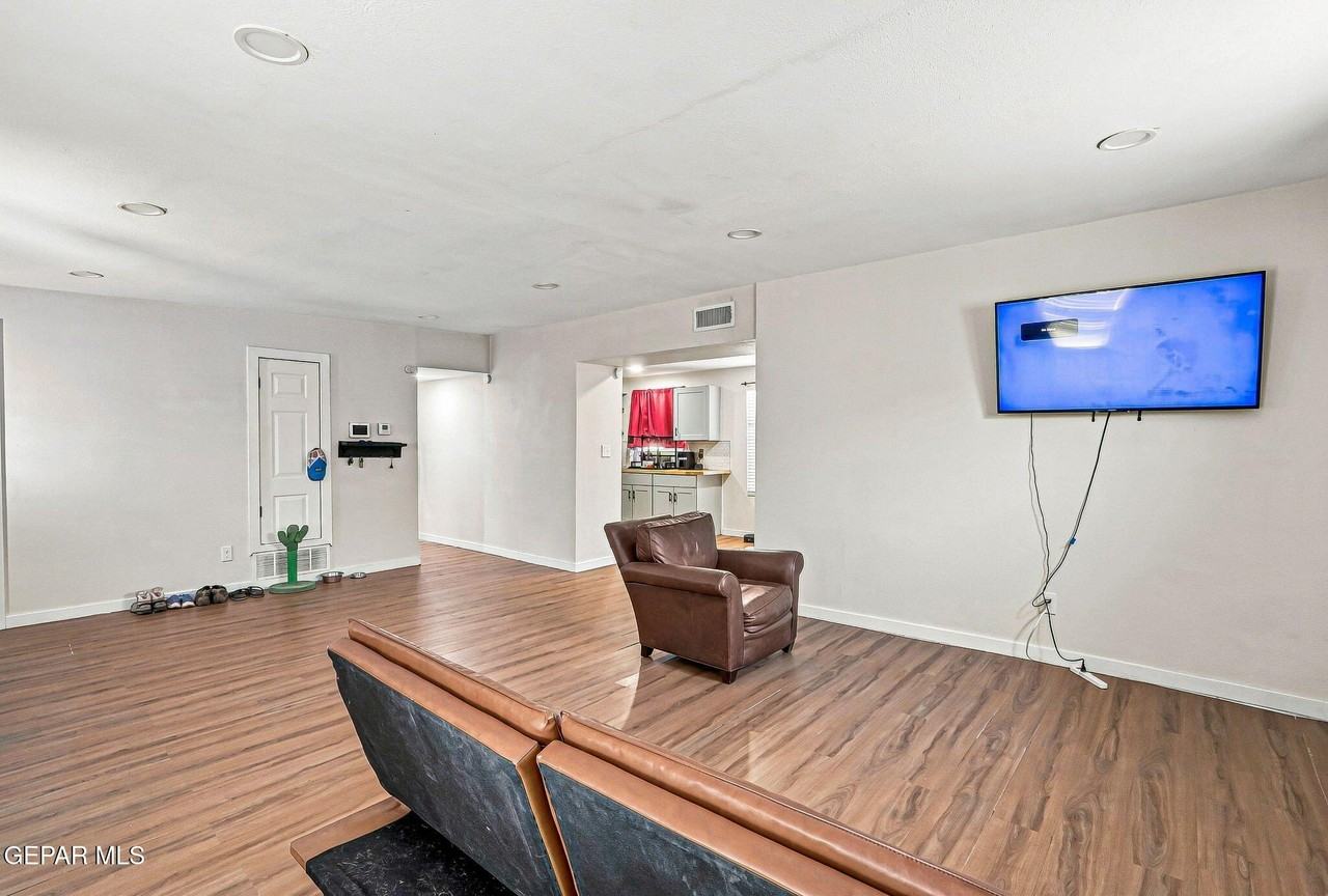 10532 Goodman St - Photo 6 of 28