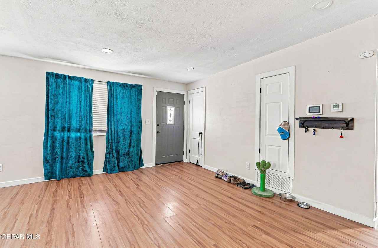10532 Goodman St - Photo 7 of 28