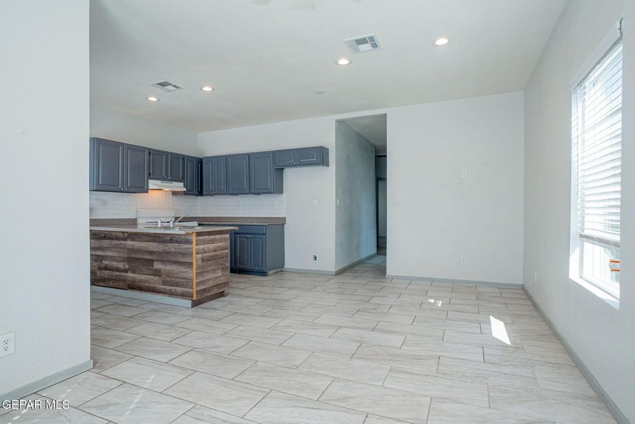 621 Main St - Photo 3 of 15