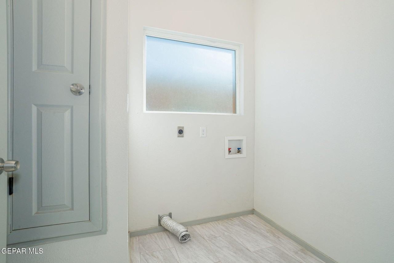 621 Main St - Photo 7 of 15