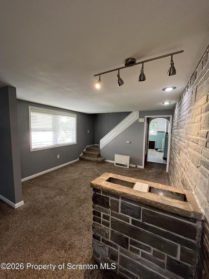 532 N Hyde Park Ave - Photo 5 of 10