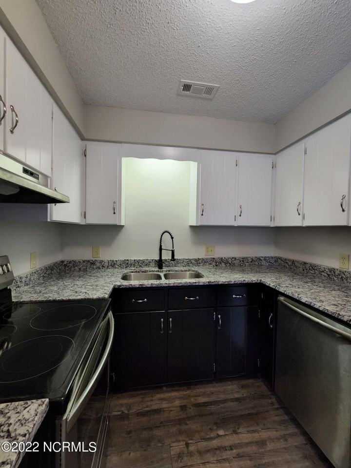 12 Portwest Townhouses #D - Photo 5 of 17