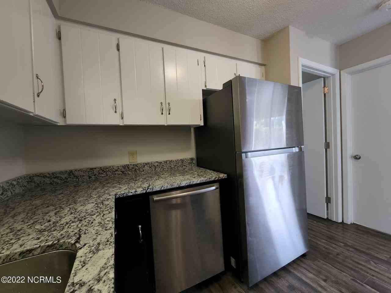 12 Portwest Townhouses #D - Photo 7 of 17