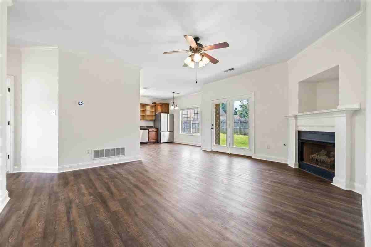 243 Hackberry Cv - Photo 3 of 8