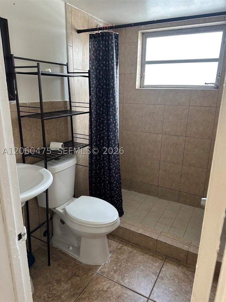 238 Sw 18th Ave #2 - Photo 3 of 8