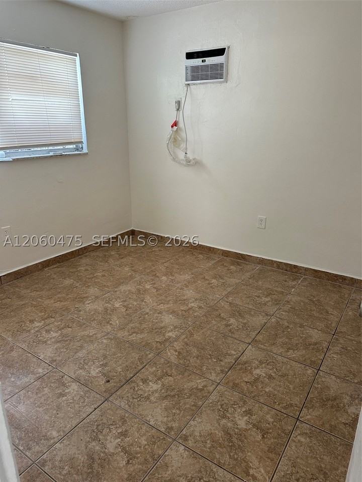 238 Sw 18th Ave #2 - Photo 4 of 8