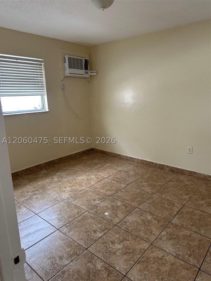 238 Sw 18th Ave #2 - Photo 5 of 8