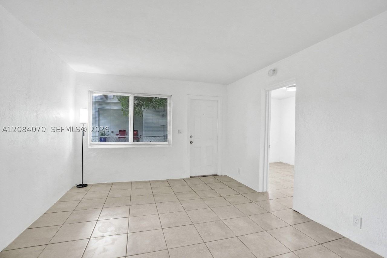 1210 Nw 2nd St #3 - Photo 2 of 14
