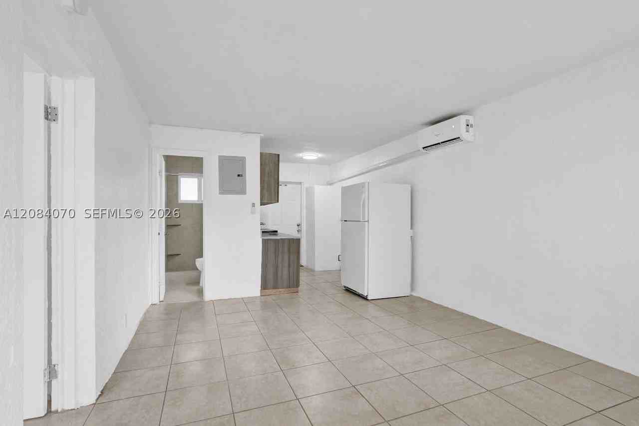 1210 Nw 2nd St #3 - Photo 3 of 14