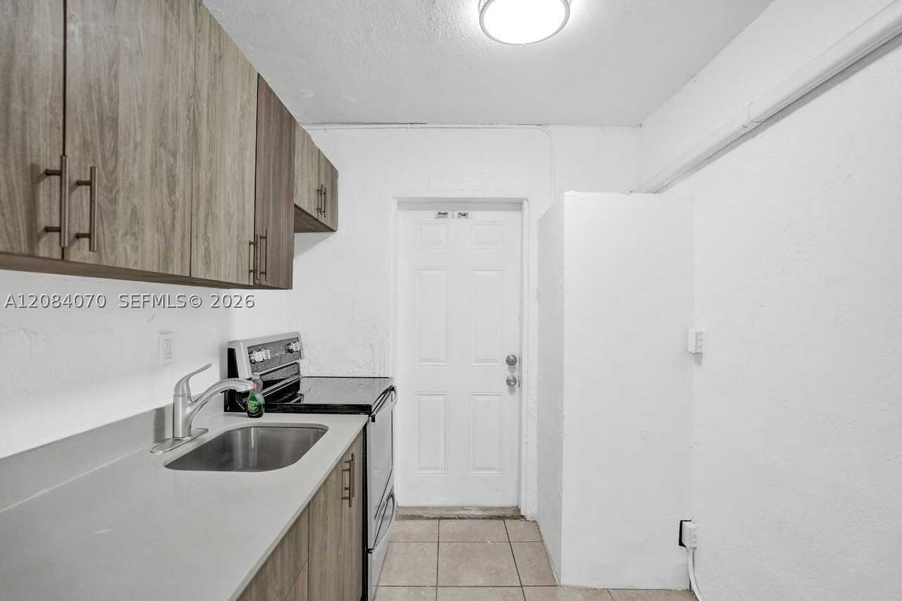 1210 Nw 2nd St #3 - Photo 4 of 14