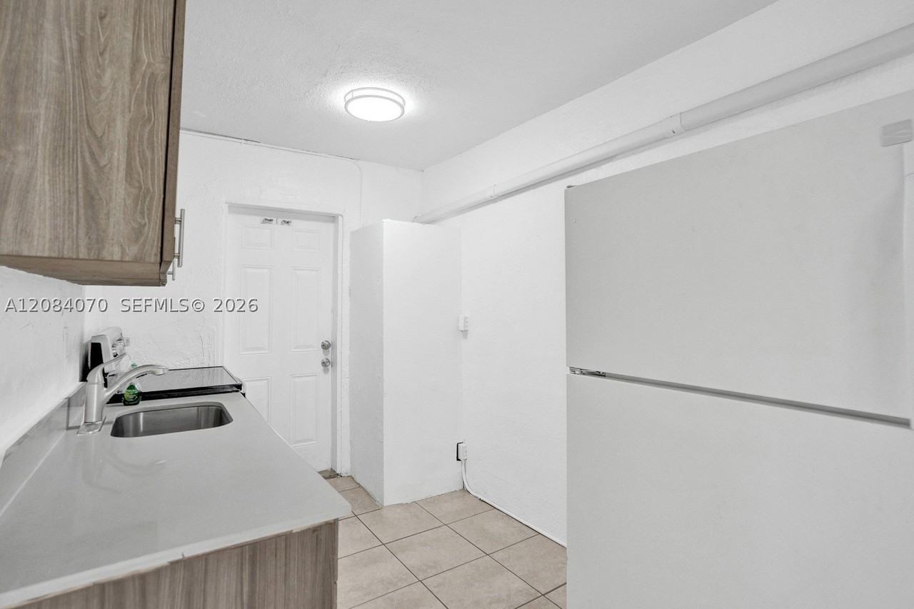 1210 Nw 2nd St #3 - Photo 6 of 14