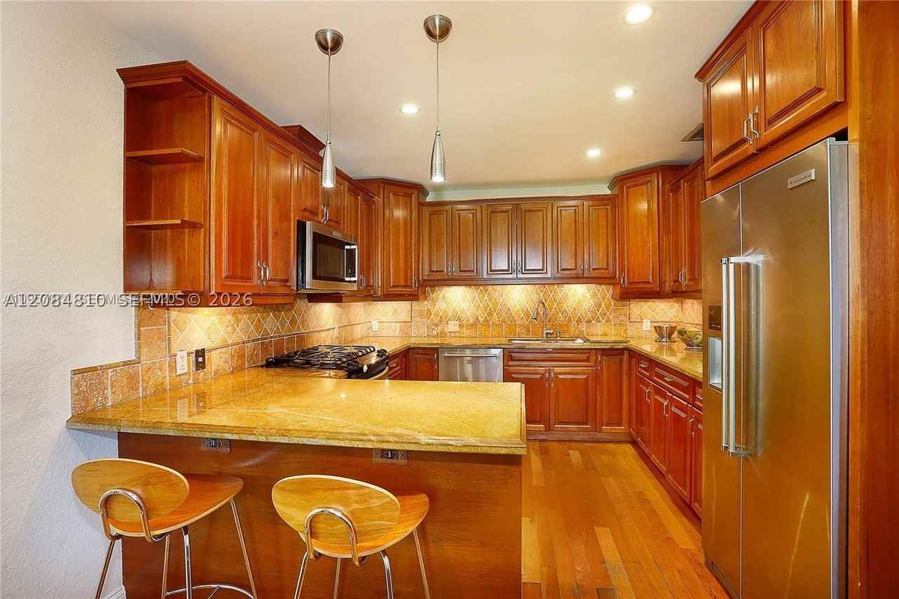 537 Zamora Ave - Photo 3 of 24