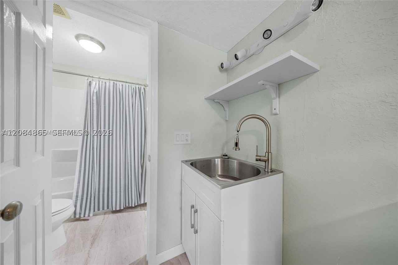 1320 Ne 27th Ave #3 - Photo 6 of 10