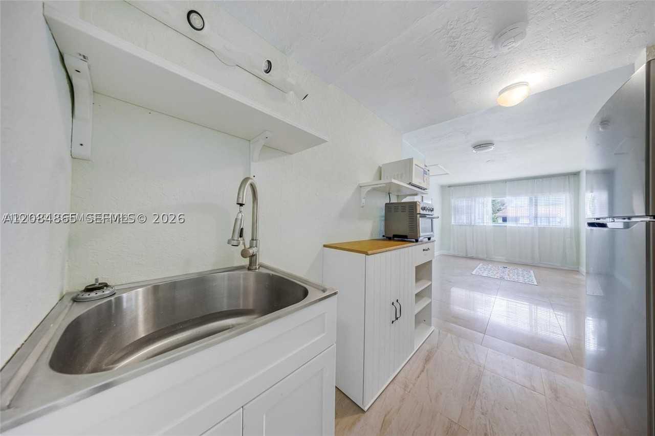1320 Ne 27th Ave #3 - Photo 7 of 10