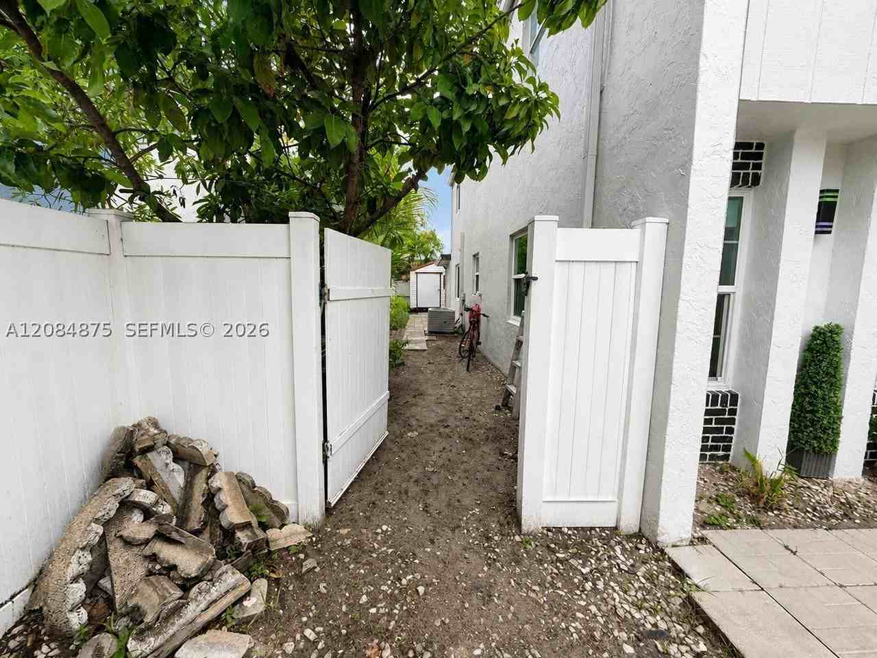 970 Sw 80th Ave #A - Photo 2 of 16