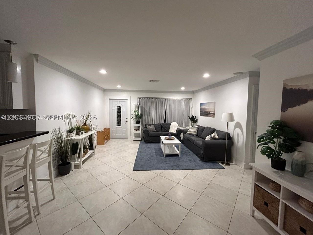 1116 N 13th Ct - Photo 3 of 28