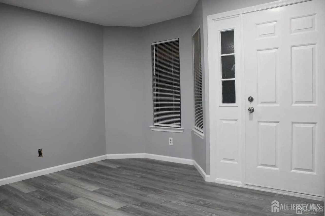 2905 Lighthouse Ln - Photo 4 of 17