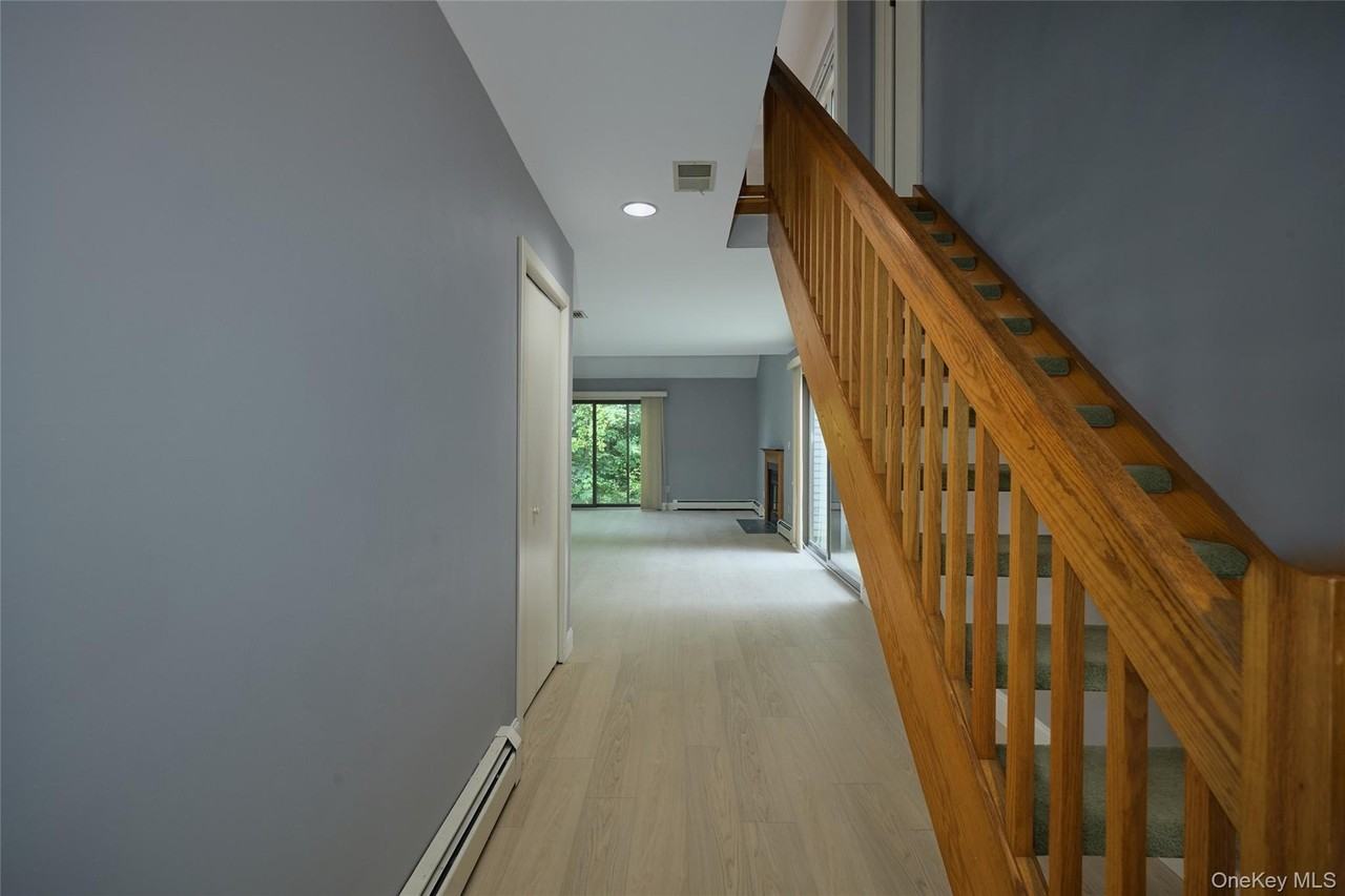 23 Evon Ct - Photo 3 of 35
