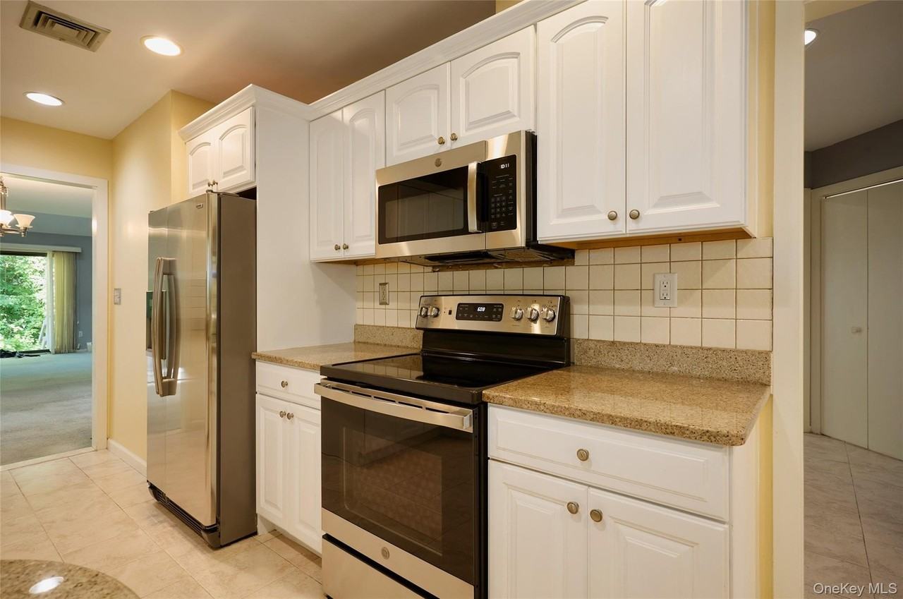 23 Evon Ct - Photo 7 of 35