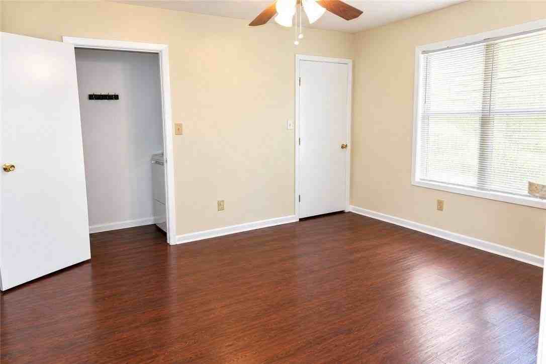 405 Live Oak St - Photo 5 of 9