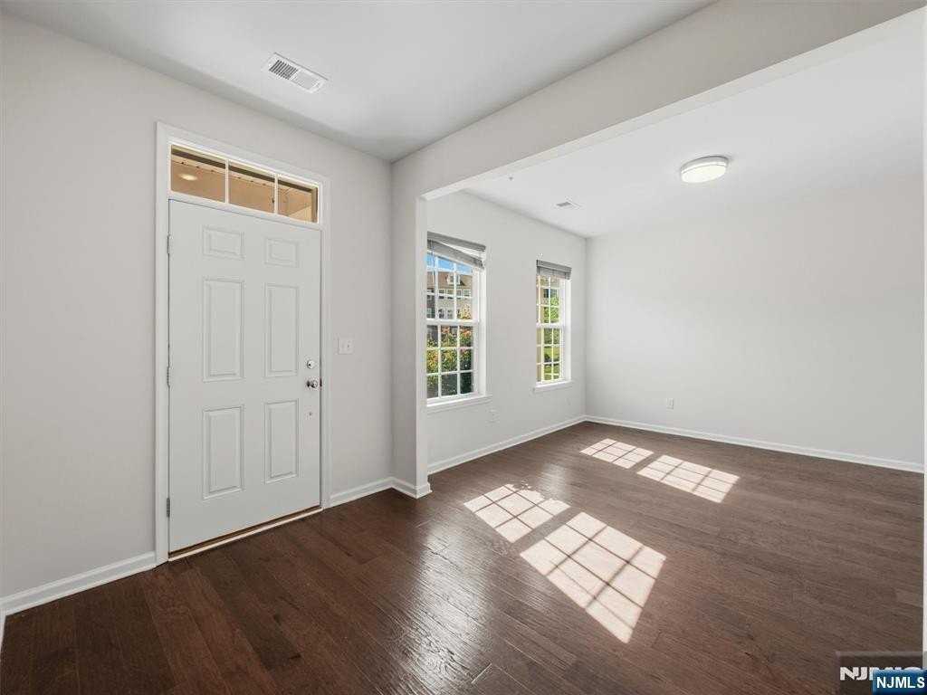 18 Litchfield Ln - Photo 5 of 50