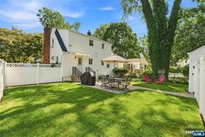 featured image of 42 7th Ave #1