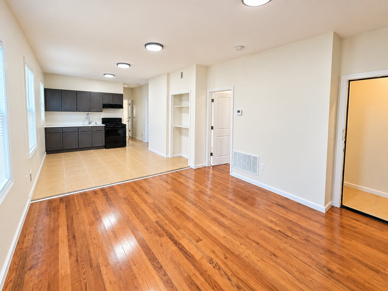 364 21st St #2C - Photo 2 of 8