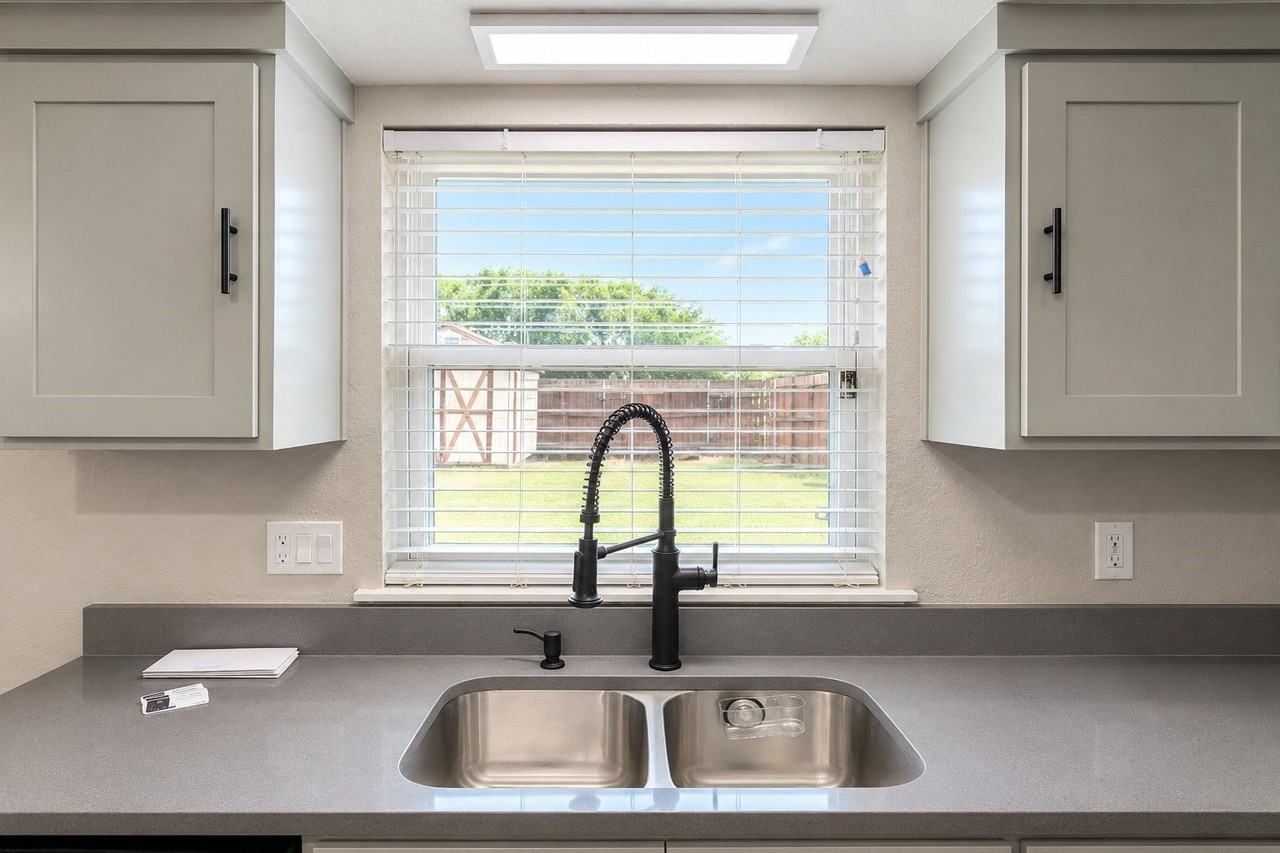 1000 La Villeta St - Photo 5 of 21