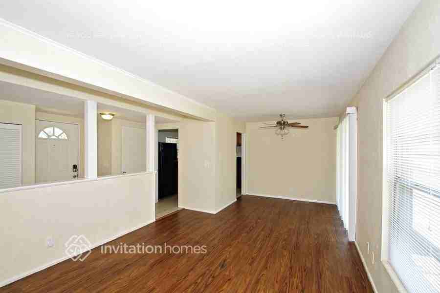 717 Baywood Dr - Photo 4 of 15