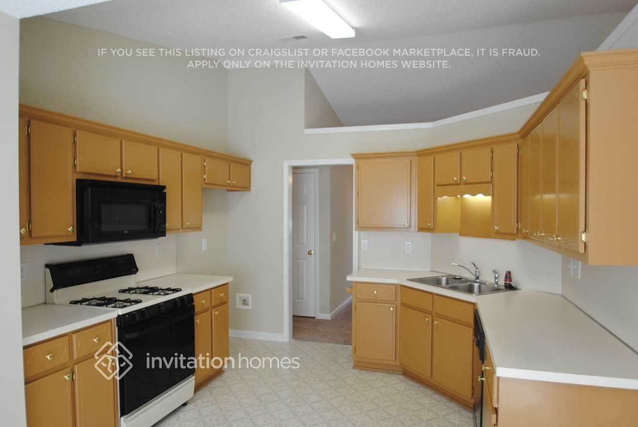 1815 Fort Daniels Trl - Photo 3 of 8