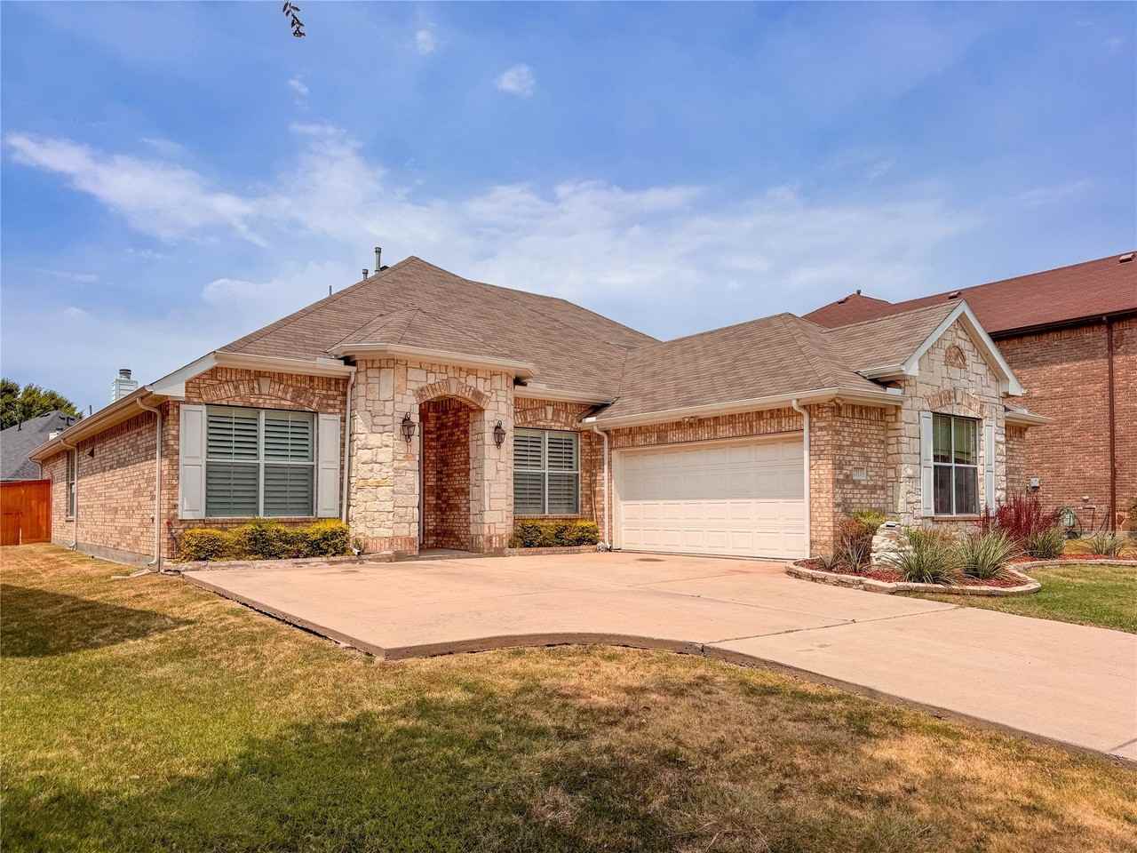 2311 Collin Dr - Photo 2 of 37