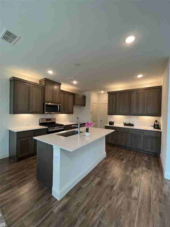 980 Emil Pl - Photo 2 of 9