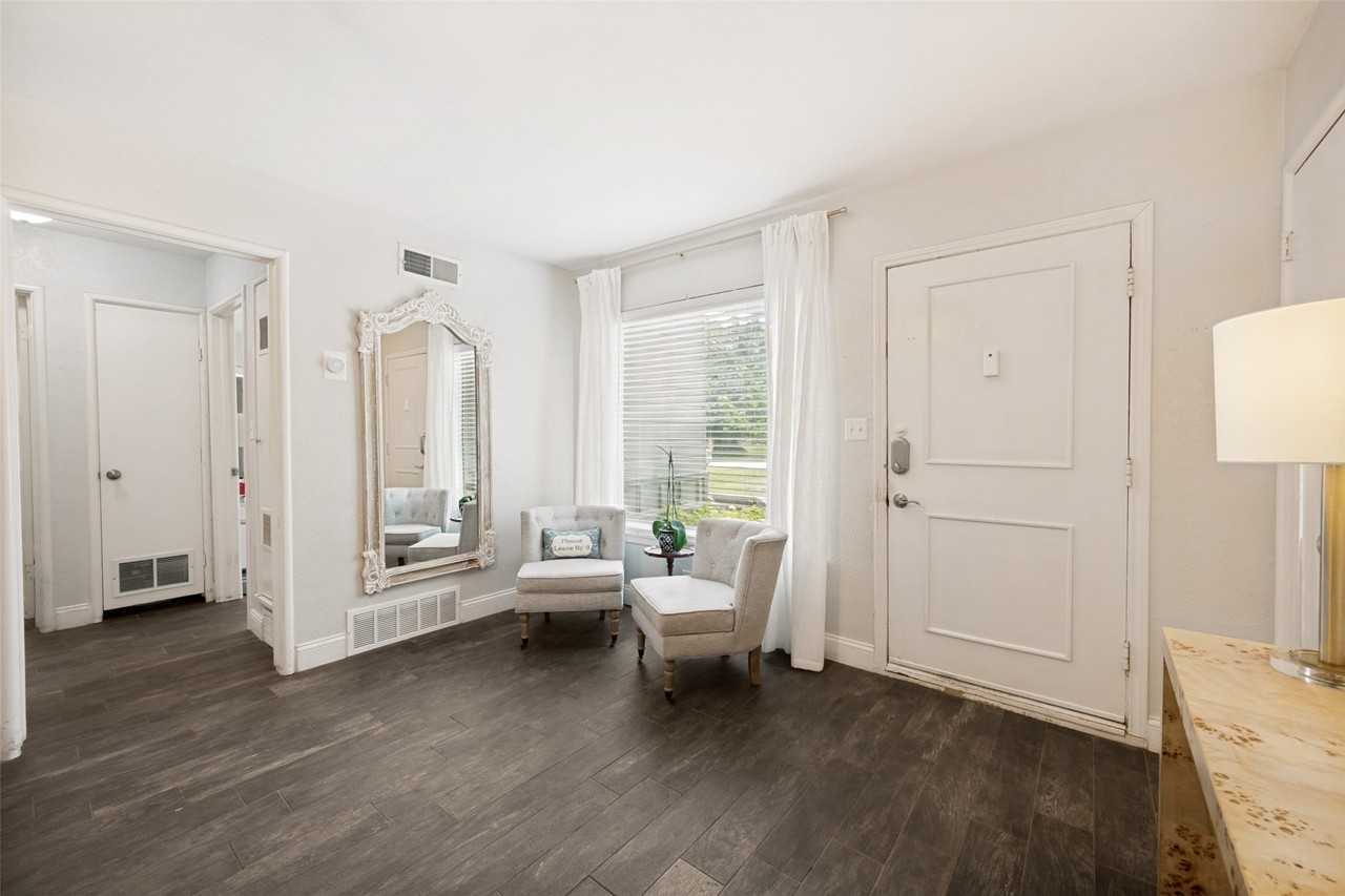 4504 Geddes Ave - Photo 4 of 23