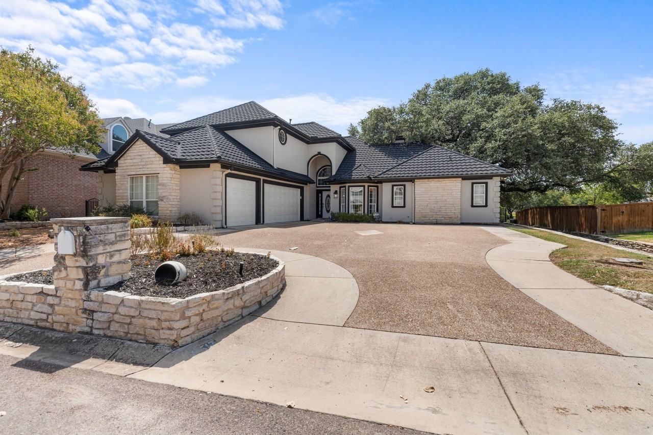 8517 Woodlake Cir