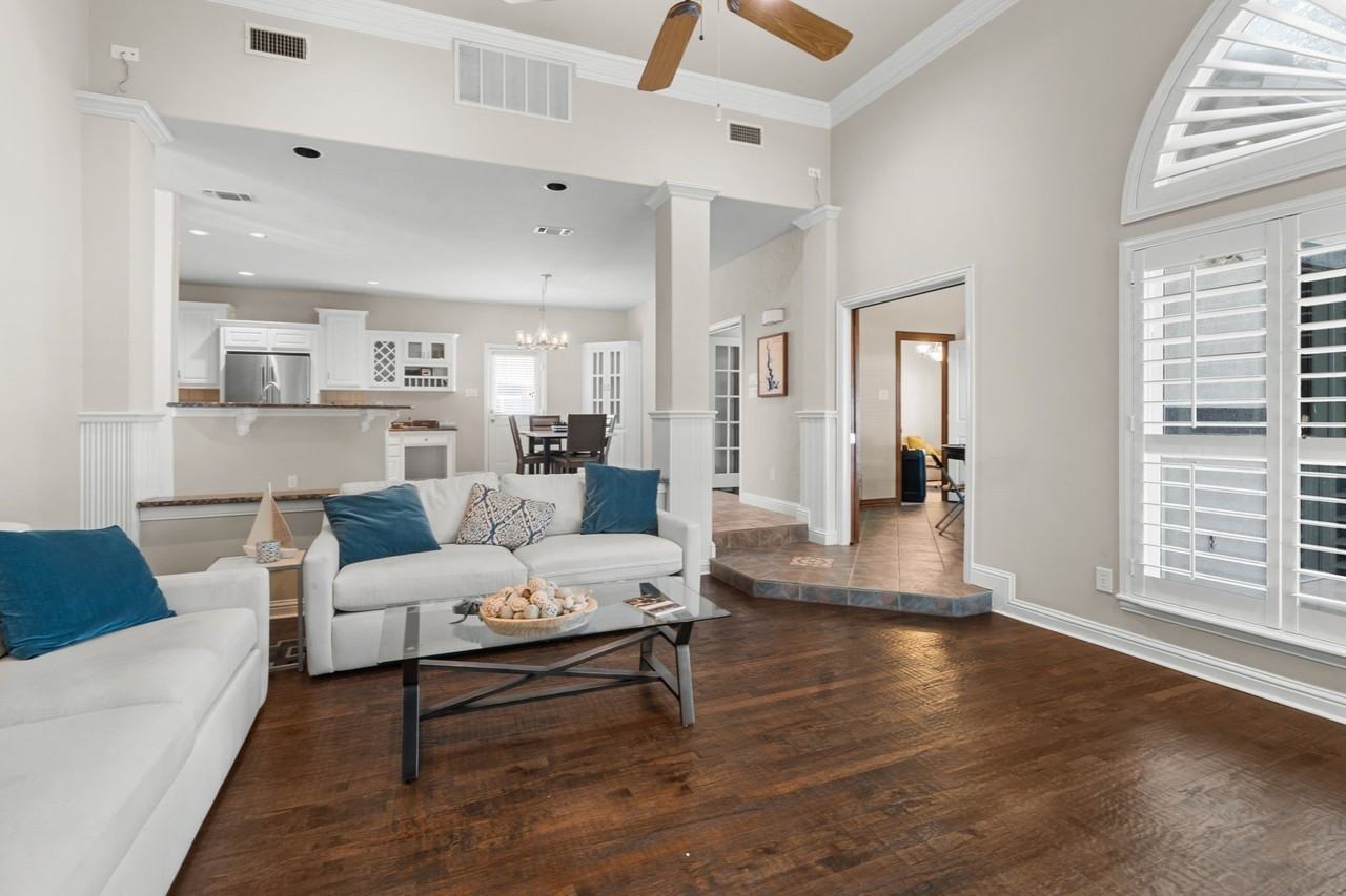 8517 Woodlake Cir - Photo 4 of 35