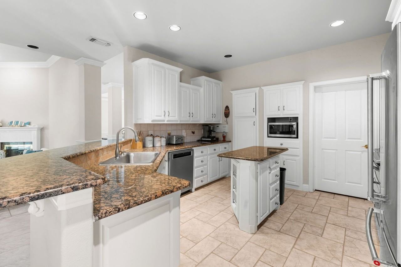 8517 Woodlake Cir - Photo 6 of 35