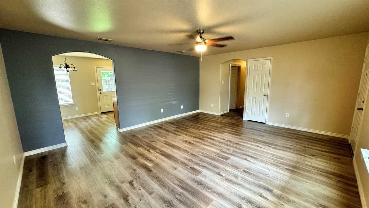 1715 Hemphill St - Photo 4 of 12