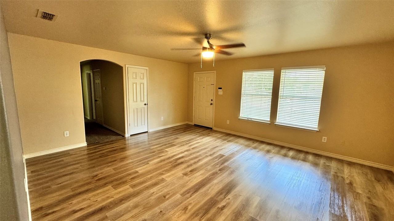 1715 Hemphill St - Photo 5 of 12