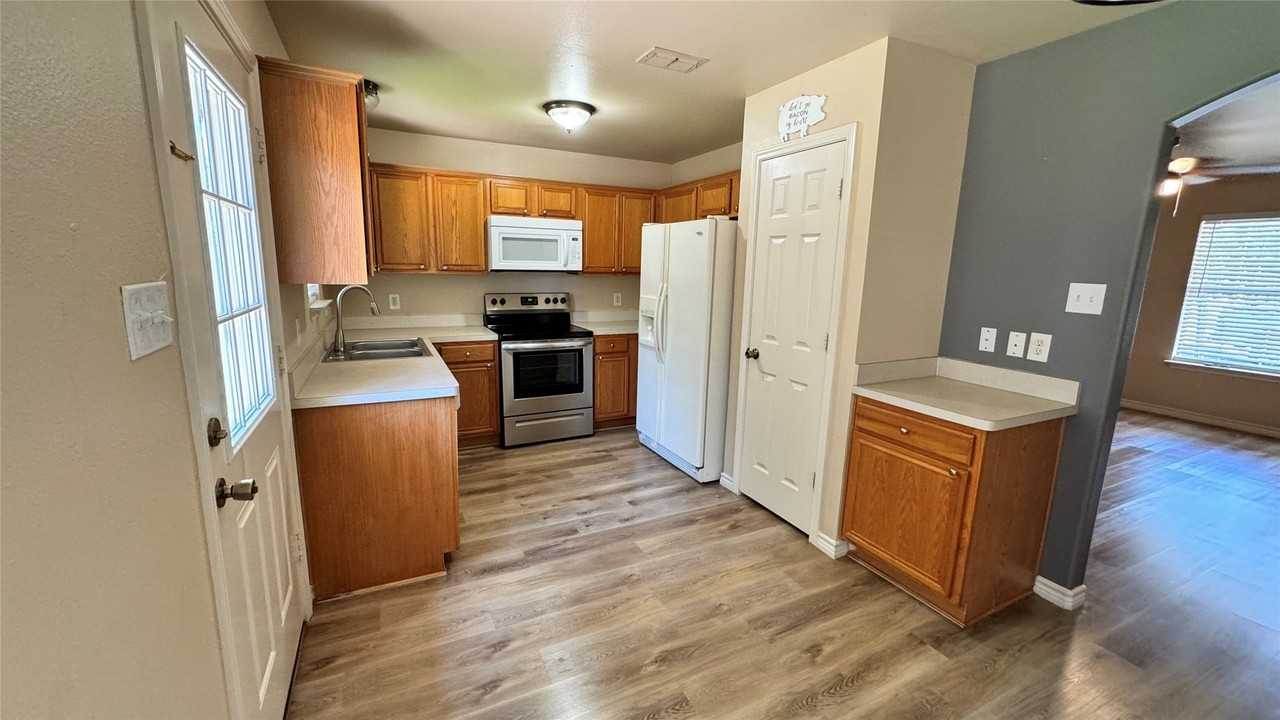 1715 Hemphill St - Photo 6 of 12