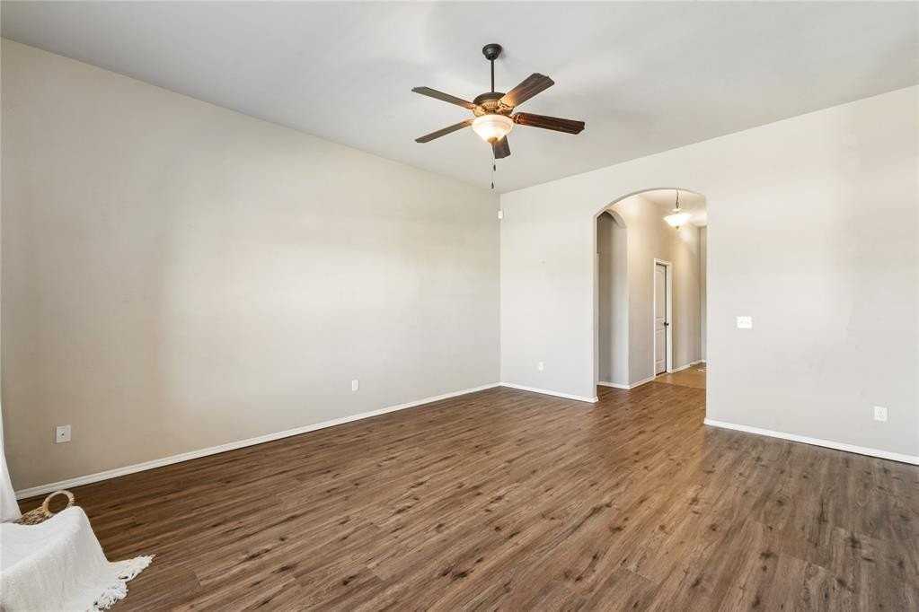 18220 Scarborough Dr - Photo 5 of 32