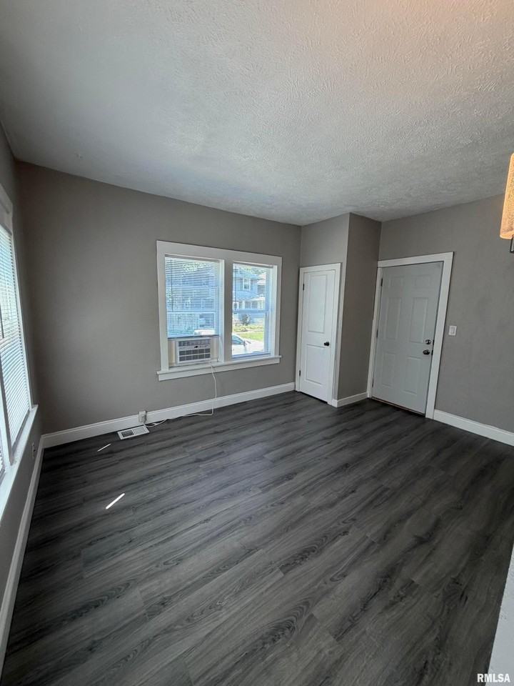 422 S Lincoln Ave #C - Photo 2 of 9