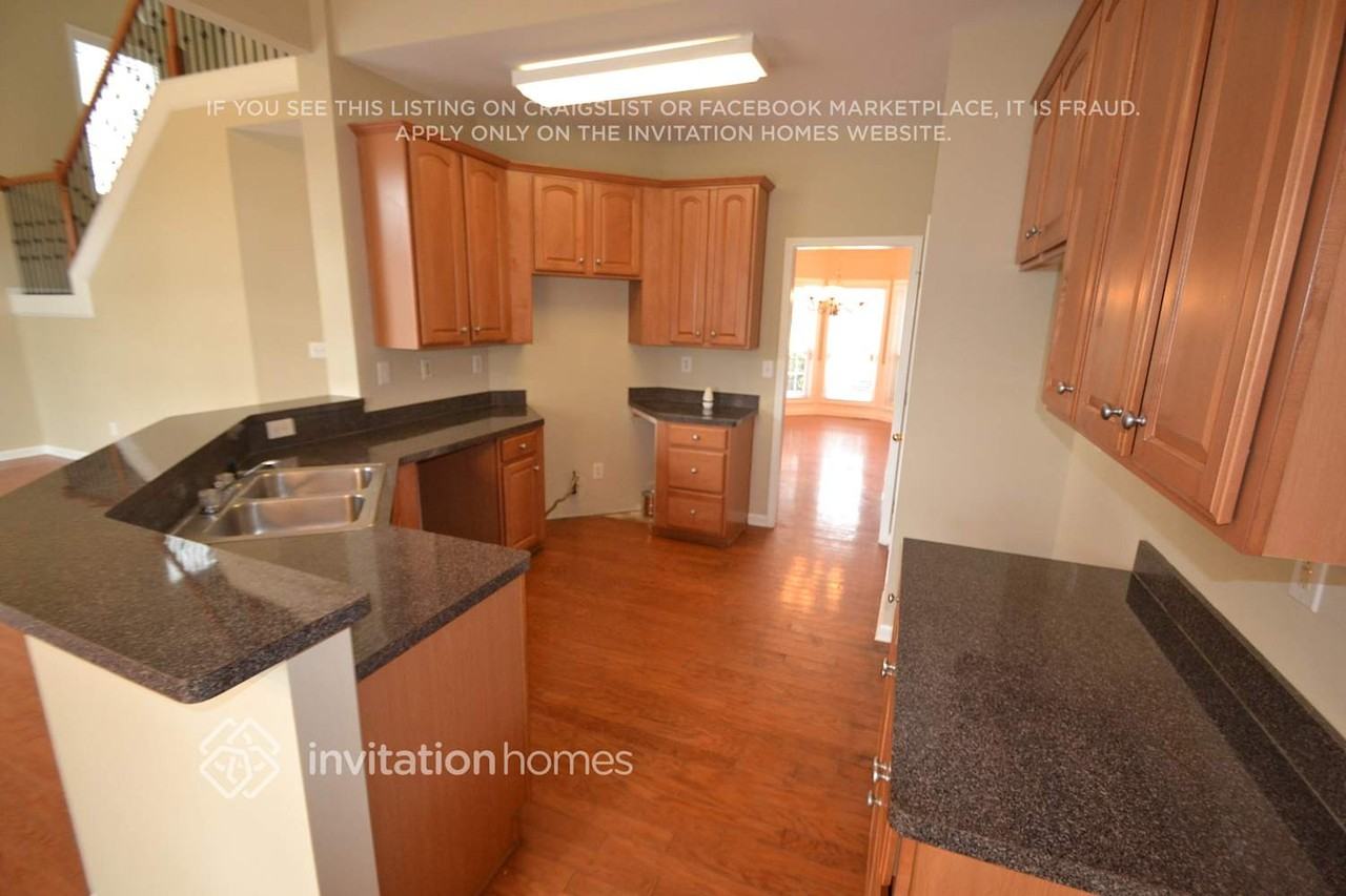 6287 Vinings Vintage Dr - Photo 5 of 16