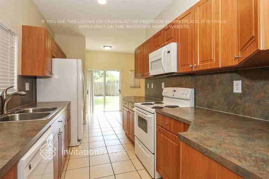 1321 Ne 42nd Ave - Photo 6 of 20