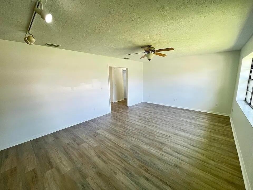 574 Sw Duval Ave - Photo 3 of 12