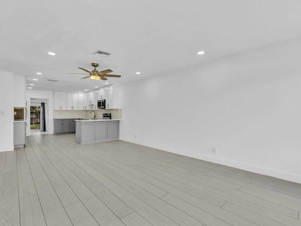 222 Ne 9th Ave - Photo 6 of 50