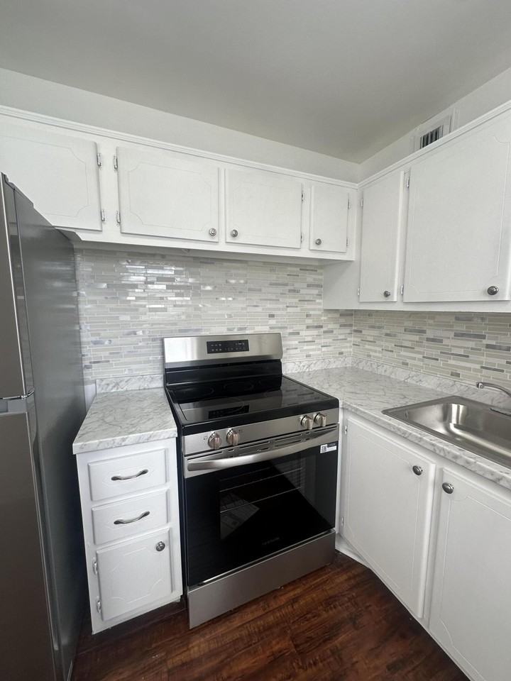 195 Windsor I - Photo 3 of 19