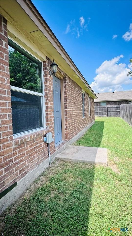 1417 Shoshoni Trl #B - Photo 3 of 20
