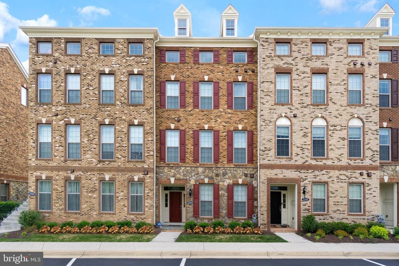 22503 Naugatuck Sq