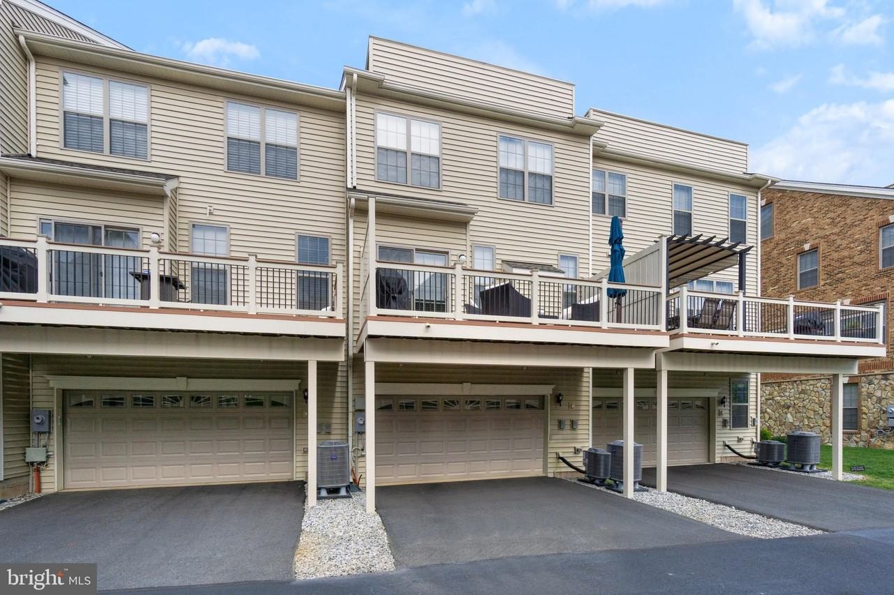 22503 Naugatuck Sq - Photo 2 of 36