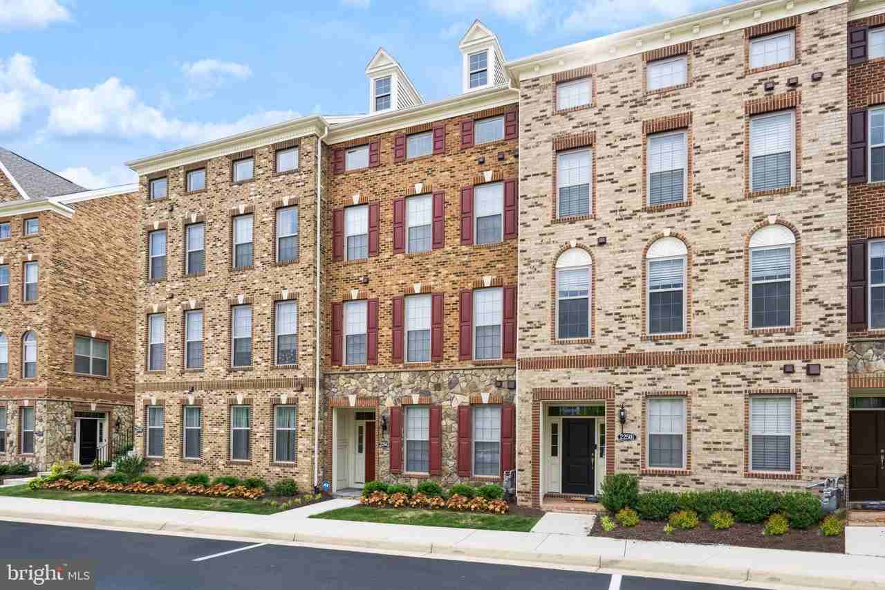 22503 Naugatuck Sq - Photo 3 of 36
